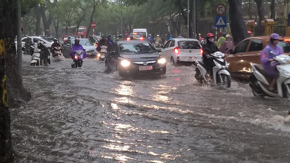 Mưa lớn, xe ngã đổ chết máy, nhiều phố Hà Nội biến thành sông