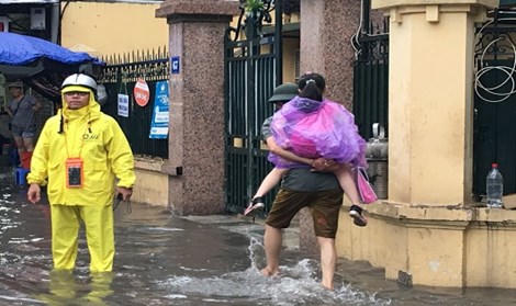 Mưa lớn, xe ngã đổ chết máy, nhiều phố Hà Nội biến thành sông