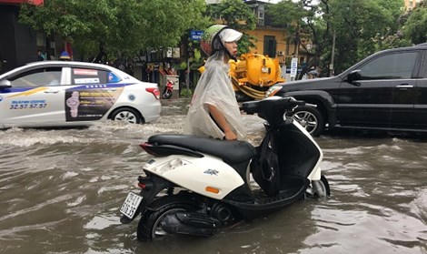Mưa lớn, xe ngã đổ chết máy, nhiều phố Hà Nội biến thành sông