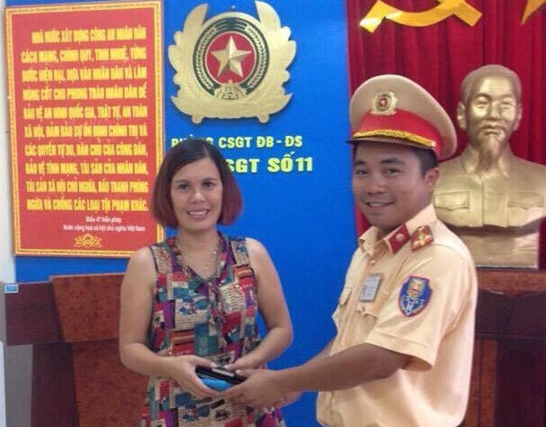 CSGT Hà Nội trả lại tài sản người đi đường đánh rơi