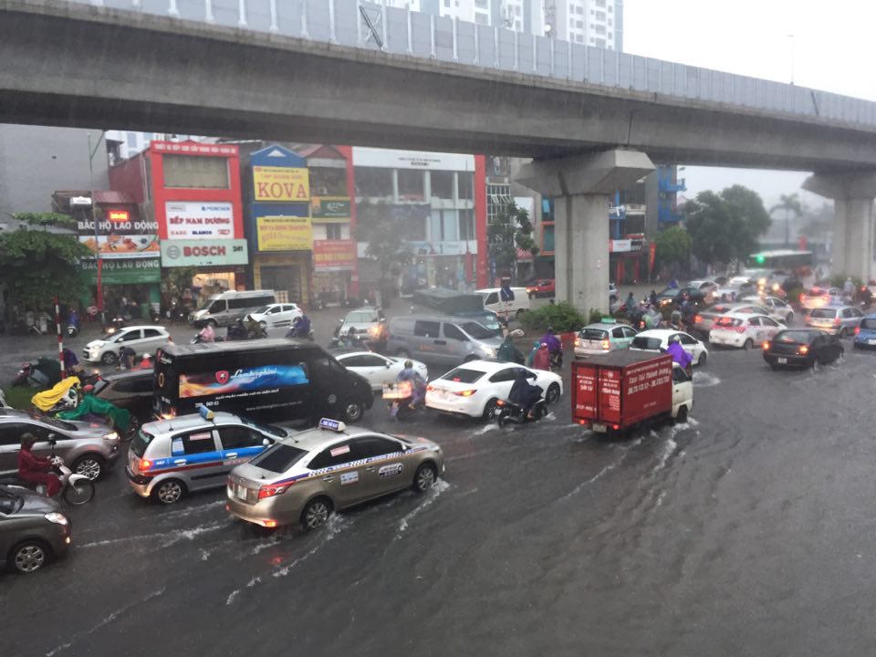 Mưa bão gây ngập phố Hà Nội, tốc mái nhà kéo đổ cây, gây lũ ở các tỉnh miền Trung