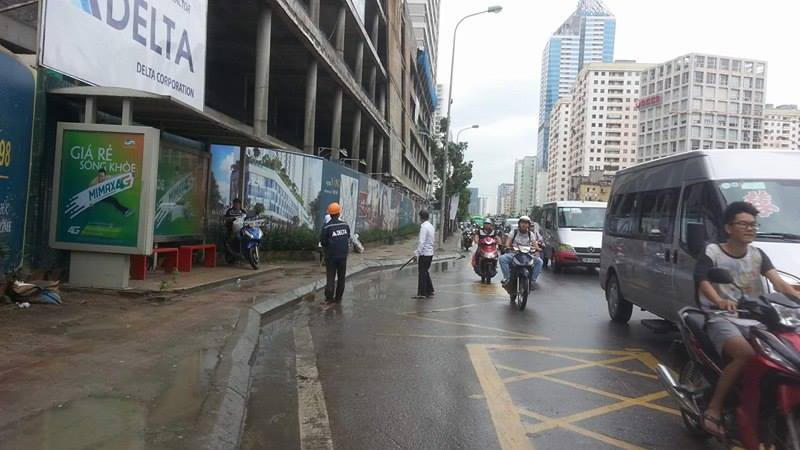 Hú hồn vì thanh sắt 'từ trên trời rơi xuống' giữa đường phố Hà Nội