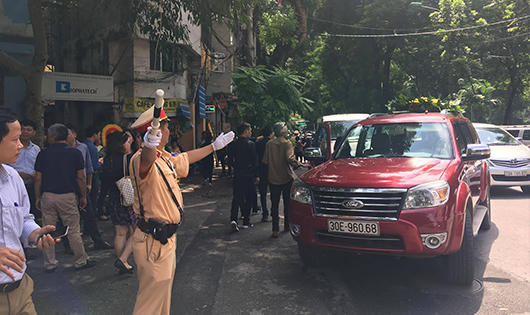 Đẫm nước mắt tiễn biệt Nhà giáo Văn Như Cương