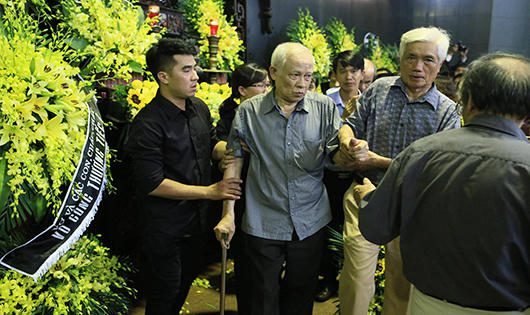 Đẫm nước mắt tiễn biệt Nhà giáo Văn Như Cương