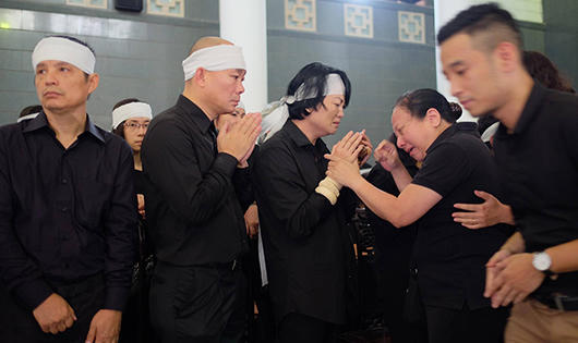 Đẫm nước mắt tiễn biệt Nhà giáo Văn Như Cương