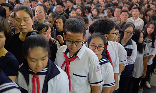 Đẫm nước mắt tiễn biệt Nhà giáo Văn Như Cương