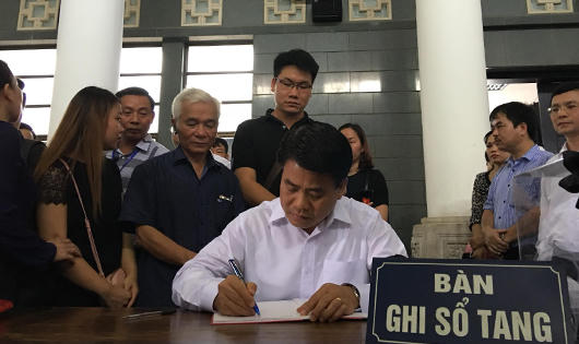 Đẫm nước mắt tiễn biệt Nhà giáo Văn Như Cương