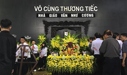 Đẫm nước mắt tiễn biệt Nhà giáo Văn Như Cương