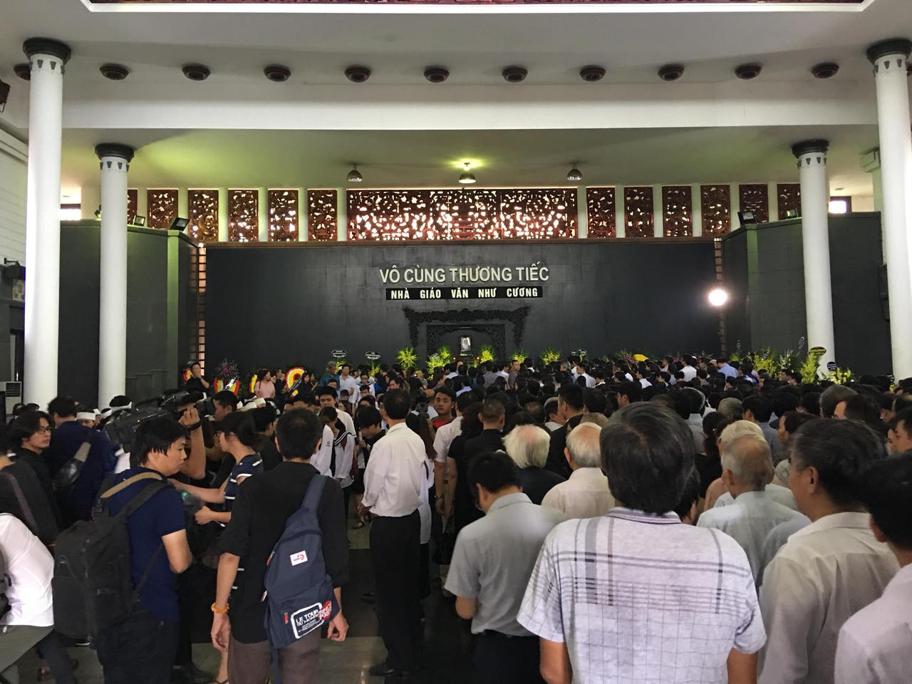 Đẫm nước mắt tiễn biệt Nhà giáo Văn Như Cương