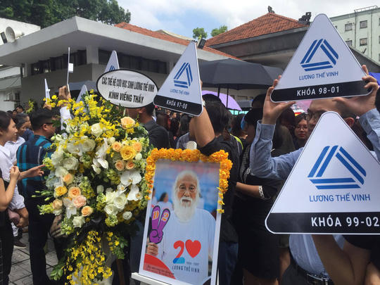 Đẫm nước mắt tiễn biệt Nhà giáo Văn Như Cương