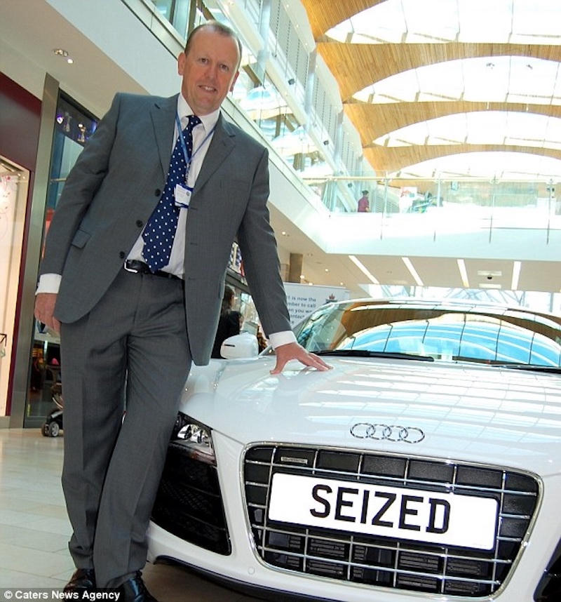 Ghé thăm gian hàng bán “tang vật” của cảnh sát Anh trên Ebay