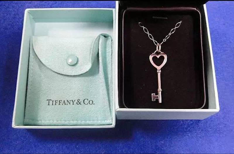 Ghé thăm gian hàng bán “tang vật” của cảnh sát Anh trên Ebay