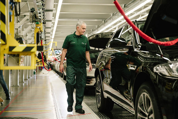 Chủ nhân đặc biệt nổi tiếng của chiếc Jaguar F-Pace thứ 100.000