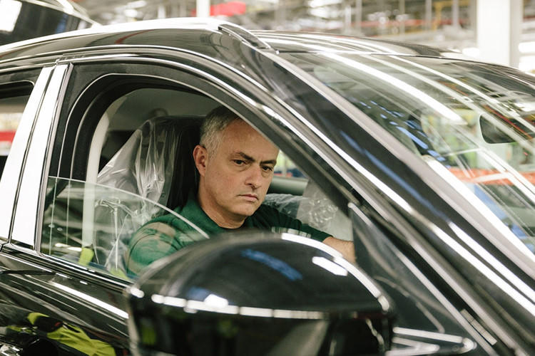 Chủ nhân đặc biệt nổi tiếng của chiếc Jaguar F-Pace thứ 100.000