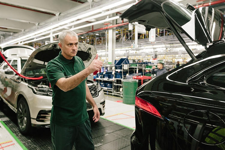 Chủ nhân đặc biệt nổi tiếng của chiếc Jaguar F-Pace thứ 100.000