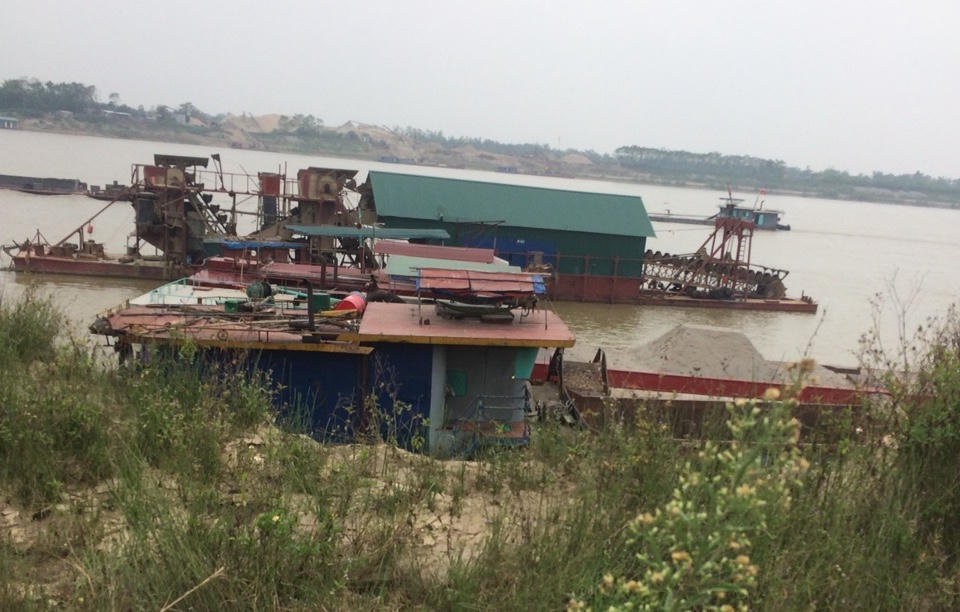 Phát hiện tàu cuốc sang địa phận Hà Nội “động thổ” khai thác cát?