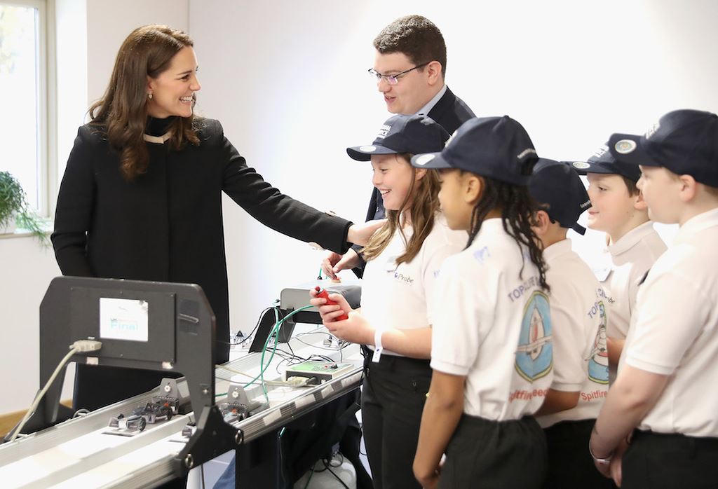 Vợ chồng Hoàng tử Anh trải nghiệm nhà máy Jaguar Land Rover