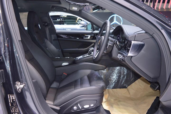 Cận cảnh Porsche Panamera 4 e-hybrid Sport Turismo giá hơn 6 tỷ