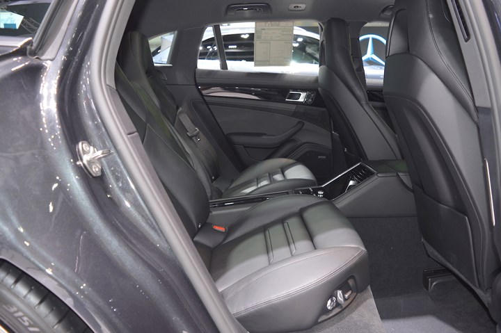 Cận cảnh Porsche Panamera 4 e-hybrid Sport Turismo giá hơn 6 tỷ