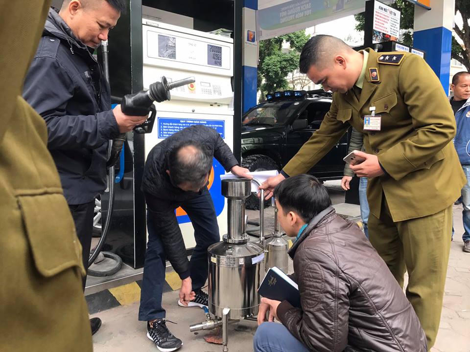 Kiểm tra vụ ô tô dung tích 70L nhưng đổ tới 80L xăng mới đầy