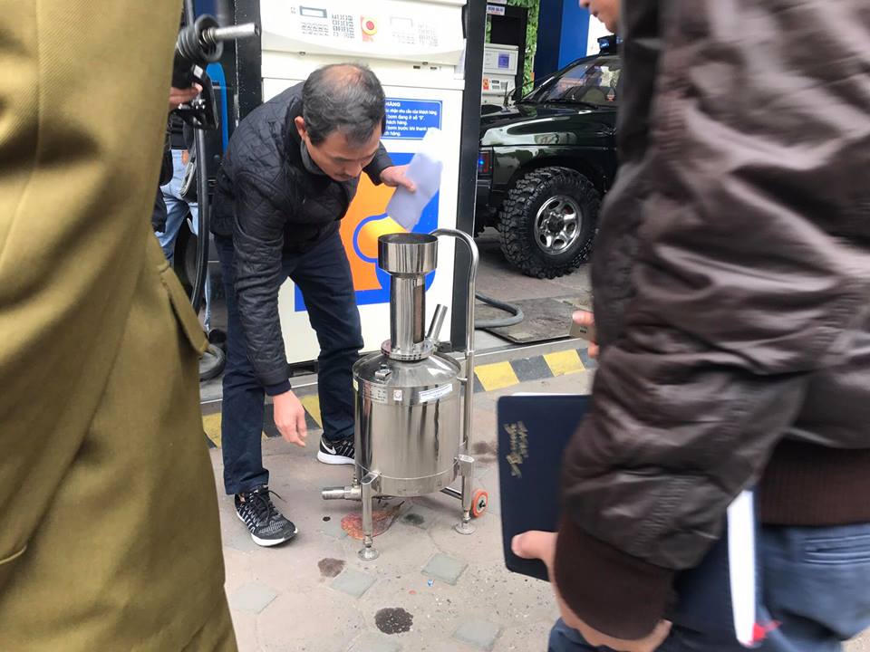 Kiểm tra vụ ô tô dung tích 70L nhưng đổ tới 80L xăng mới đầy