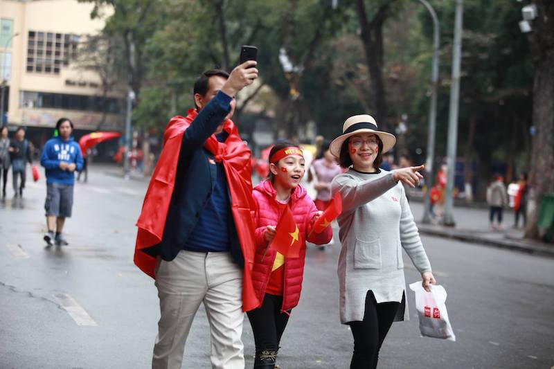 Hồ Gươm 'nóng bỏng' giữa mưa rét bởi màu áo và tiếng reo của CĐV U23