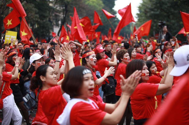 Hồ Gươm 'nóng bỏng' giữa mưa rét bởi màu áo và tiếng reo của CĐV U23