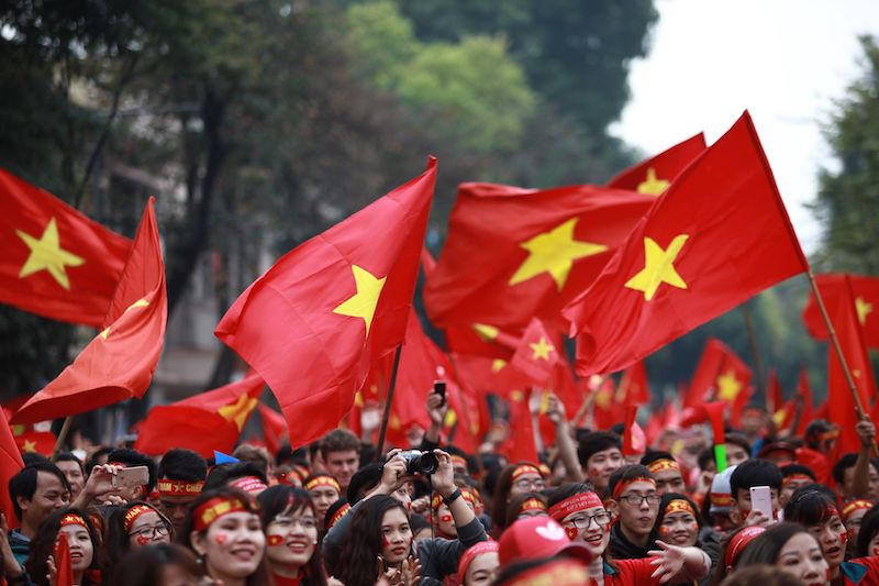 Hồ Gươm 'nóng bỏng' giữa mưa rét bởi màu áo và tiếng reo của CĐV U23