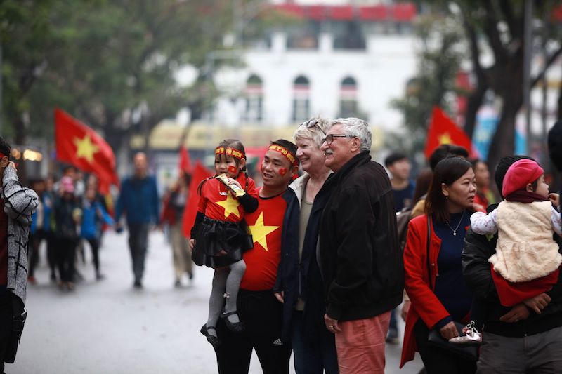 Hồ Gươm 'nóng bỏng' giữa mưa rét bởi màu áo và tiếng reo của CĐV U23