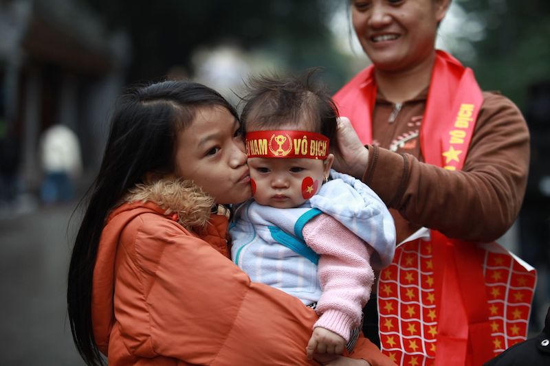 Hồ Gươm 'nóng bỏng' giữa mưa rét bởi màu áo và tiếng reo của CĐV U23