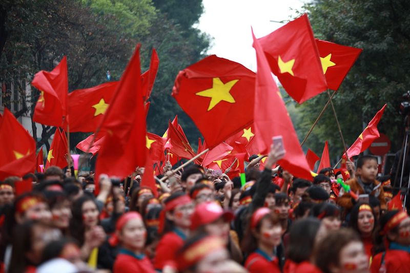 Hồ Gươm 'nóng bỏng' giữa mưa rét bởi màu áo và tiếng reo của CĐV U23