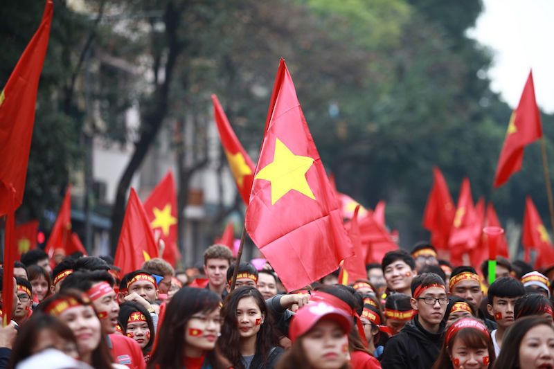 Hồ Gươm 'nóng bỏng' giữa mưa rét bởi màu áo và tiếng reo của CĐV U23