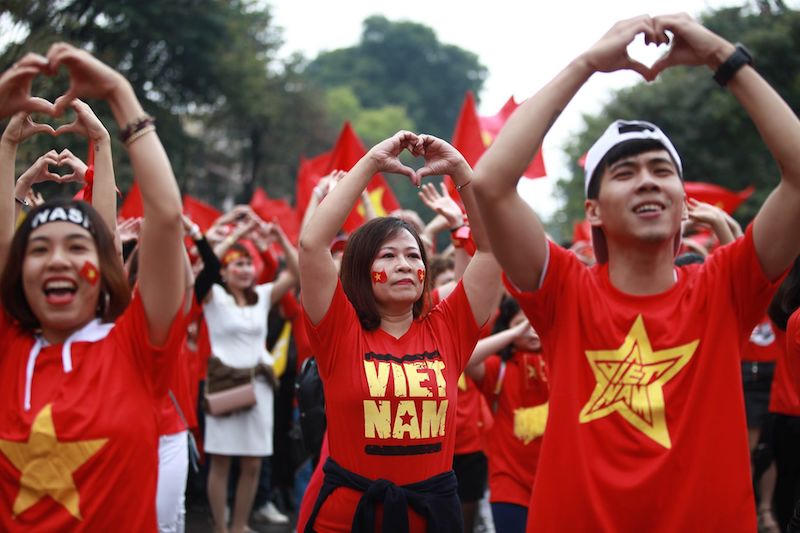 Hồ Gươm 'nóng bỏng' giữa mưa rét bởi màu áo và tiếng reo của CĐV U23