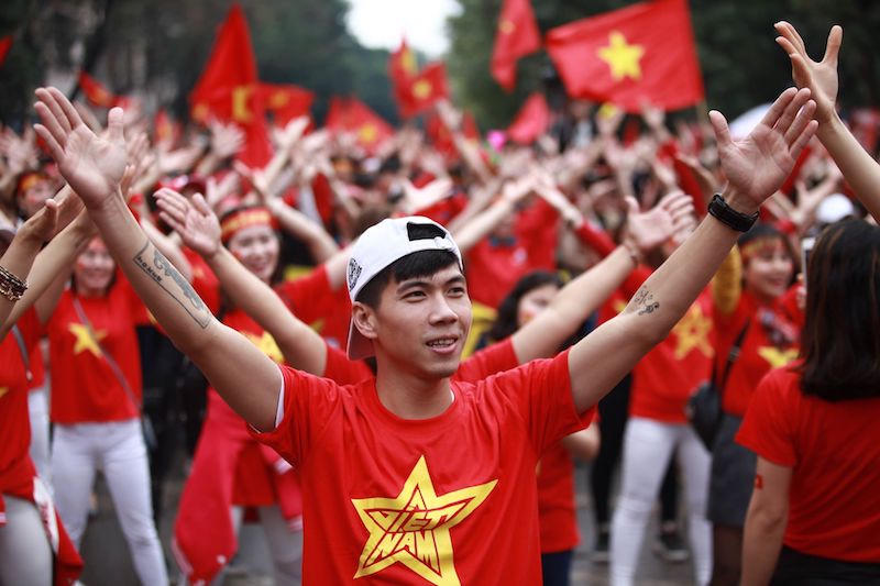 Hồ Gươm 'nóng bỏng' giữa mưa rét bởi màu áo và tiếng reo của CĐV U23