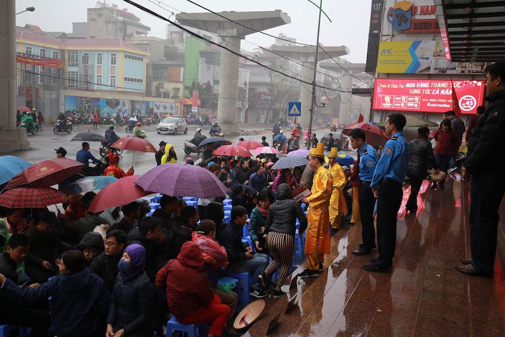 Người dân xếp hàng đợi mua vàng lấy vía Thần Tài