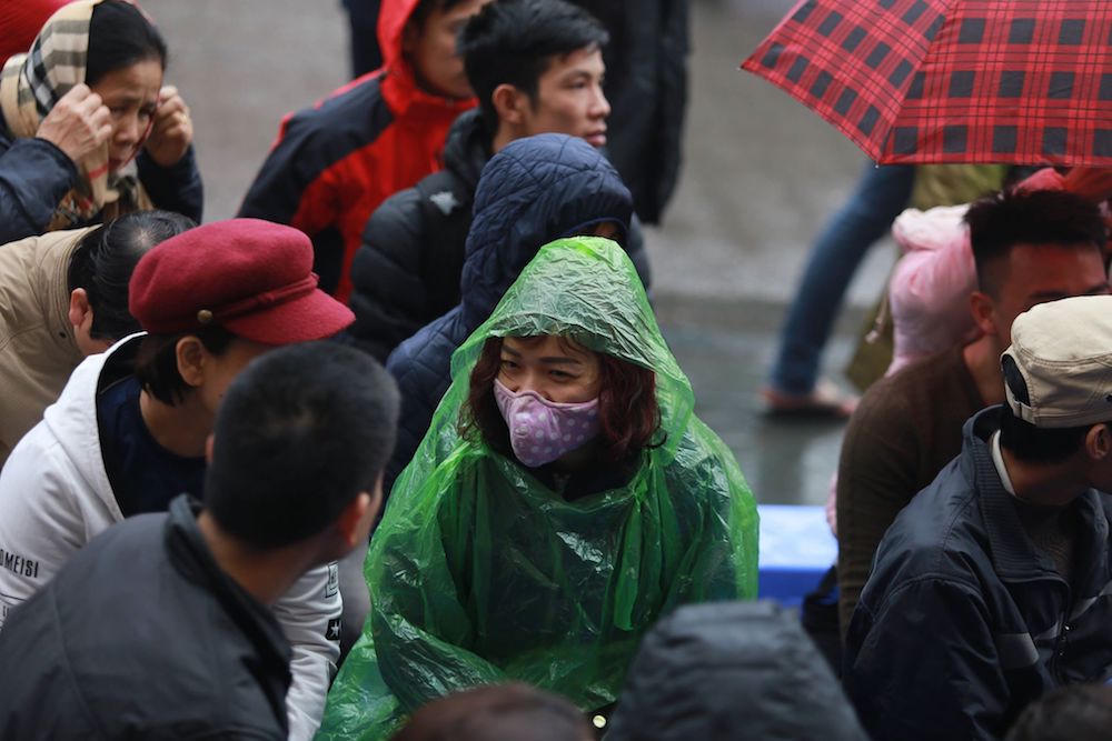 Người dân xếp hàng đợi mua vàng lấy vía Thần Tài