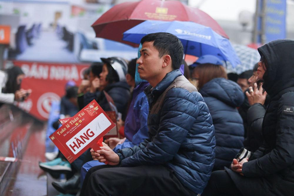 Người dân xếp hàng đợi mua vàng lấy vía Thần Tài