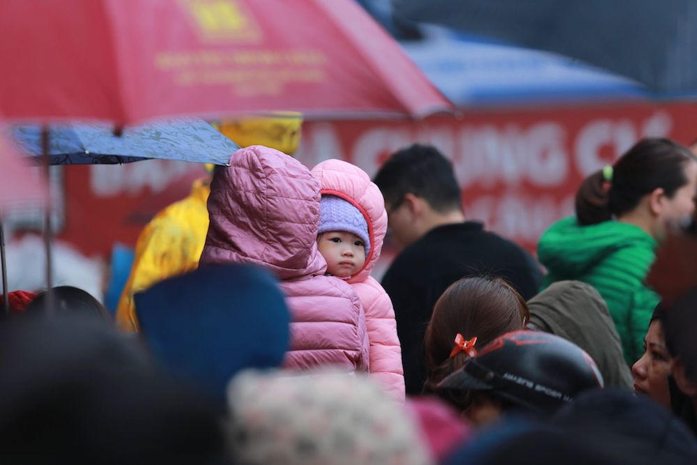 Người dân xếp hàng đợi mua vàng lấy vía Thần Tài