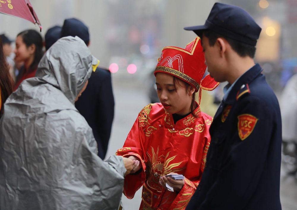 Người dân xếp hàng đợi mua vàng lấy vía Thần Tài