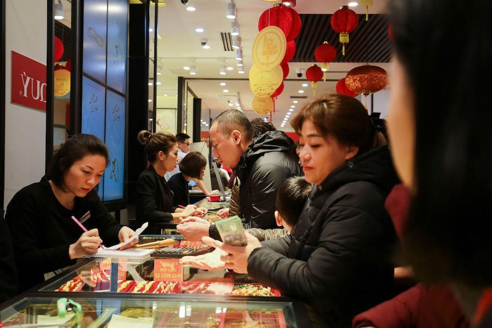 Người dân xếp hàng đợi mua vàng lấy vía Thần Tài