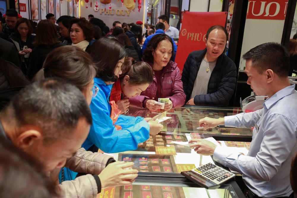 Người dân xếp hàng đợi mua vàng lấy vía Thần Tài