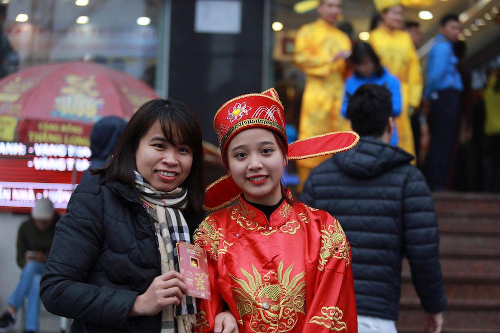 Người dân xếp hàng đợi mua vàng lấy vía Thần Tài
