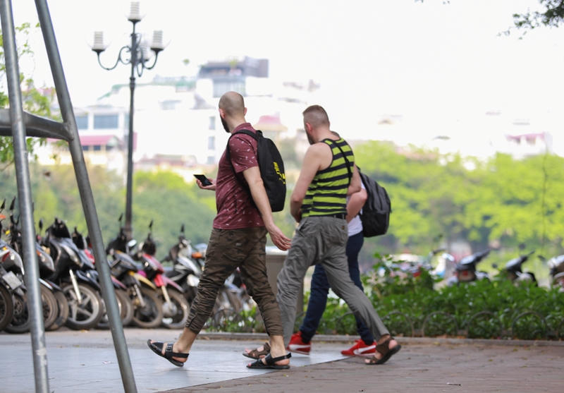 Vỉa hè Hồ Gươm trước ngày 'thay áo'