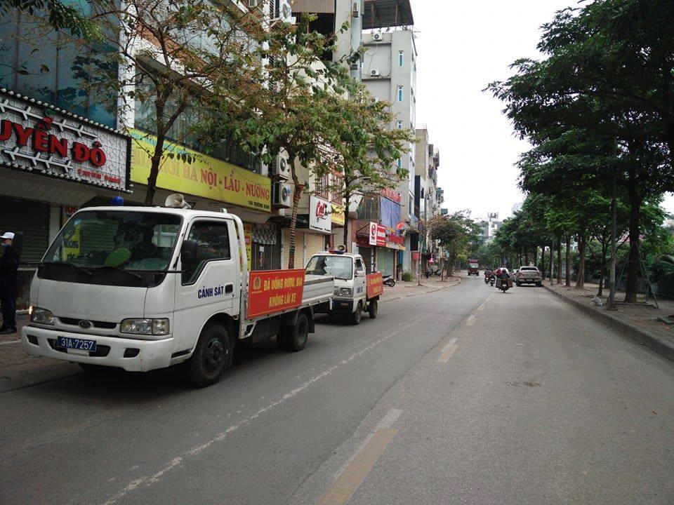 Công an Hà Nội thường trực nhiều phố, phạt người vi phạm ngày đầu cách ly xã hội