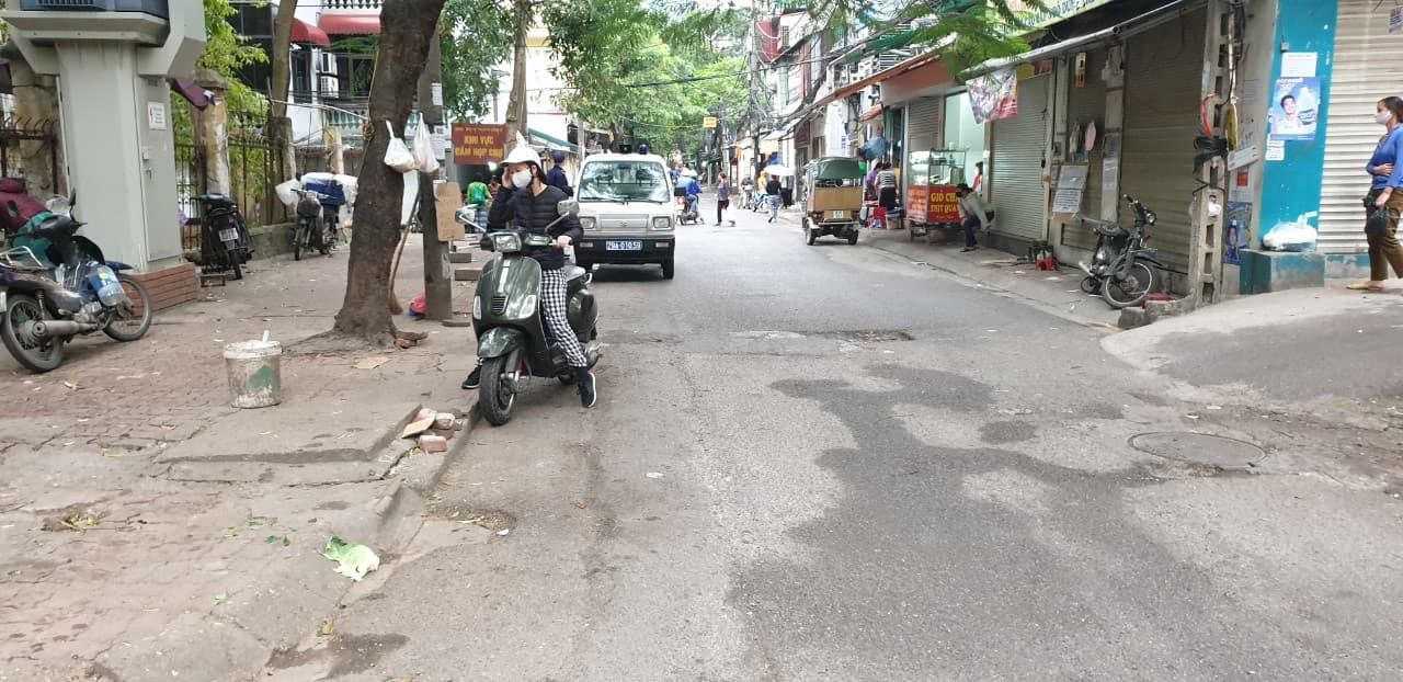 Công an Hà Nội thường trực nhiều phố, phạt người vi phạm ngày đầu cách ly xã hội