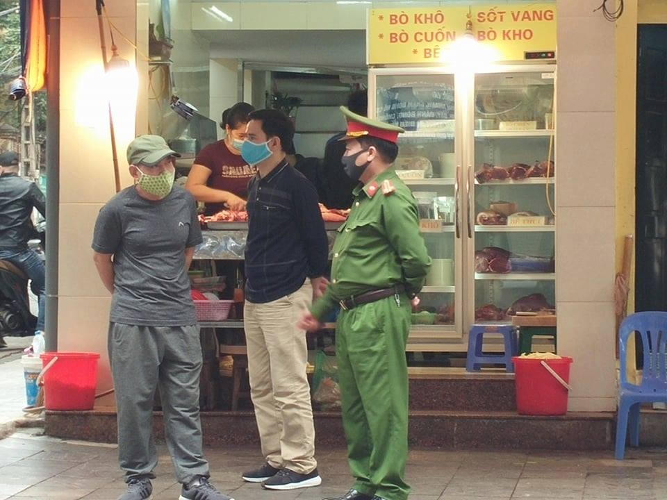 Công an Hà Nội thường trực nhiều phố, phạt người vi phạm ngày đầu cách ly xã hội