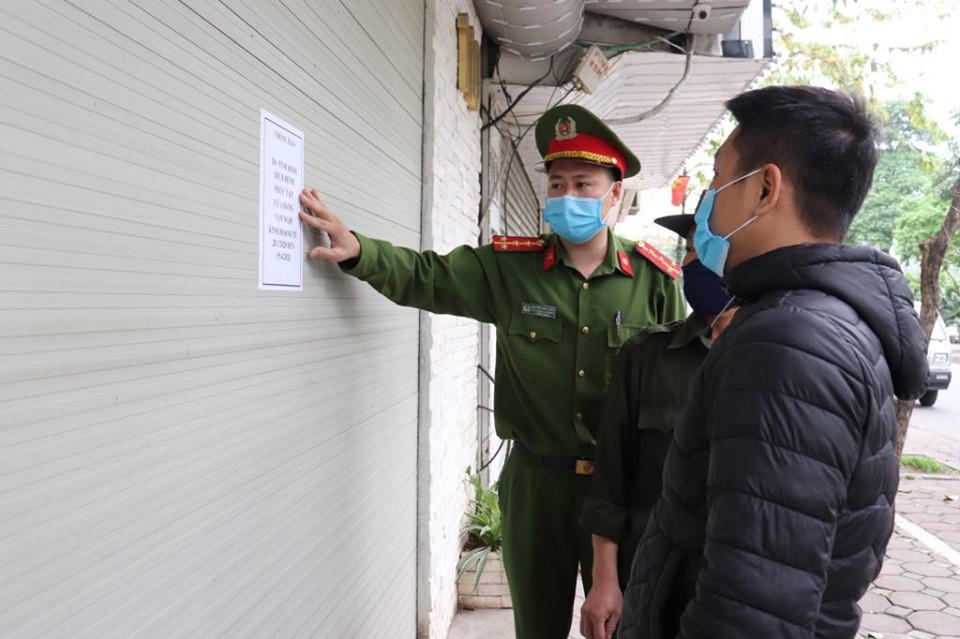 Công an Hà Nội thường trực nhiều phố, phạt người vi phạm ngày đầu cách ly xã hội