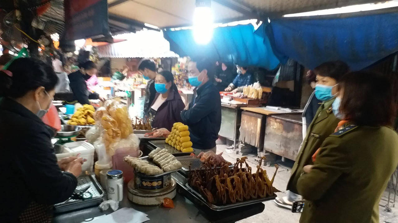 Công an Hà Nội thường trực nhiều phố, phạt người vi phạm ngày đầu cách ly xã hội