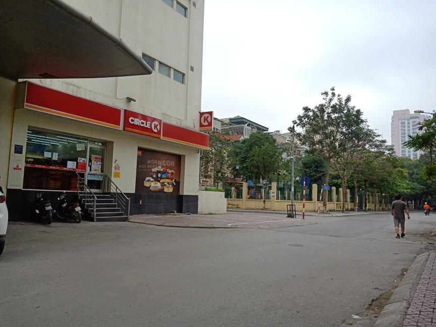 Công an Hà Nội thường trực nhiều phố, phạt người vi phạm ngày đầu cách ly xã hội