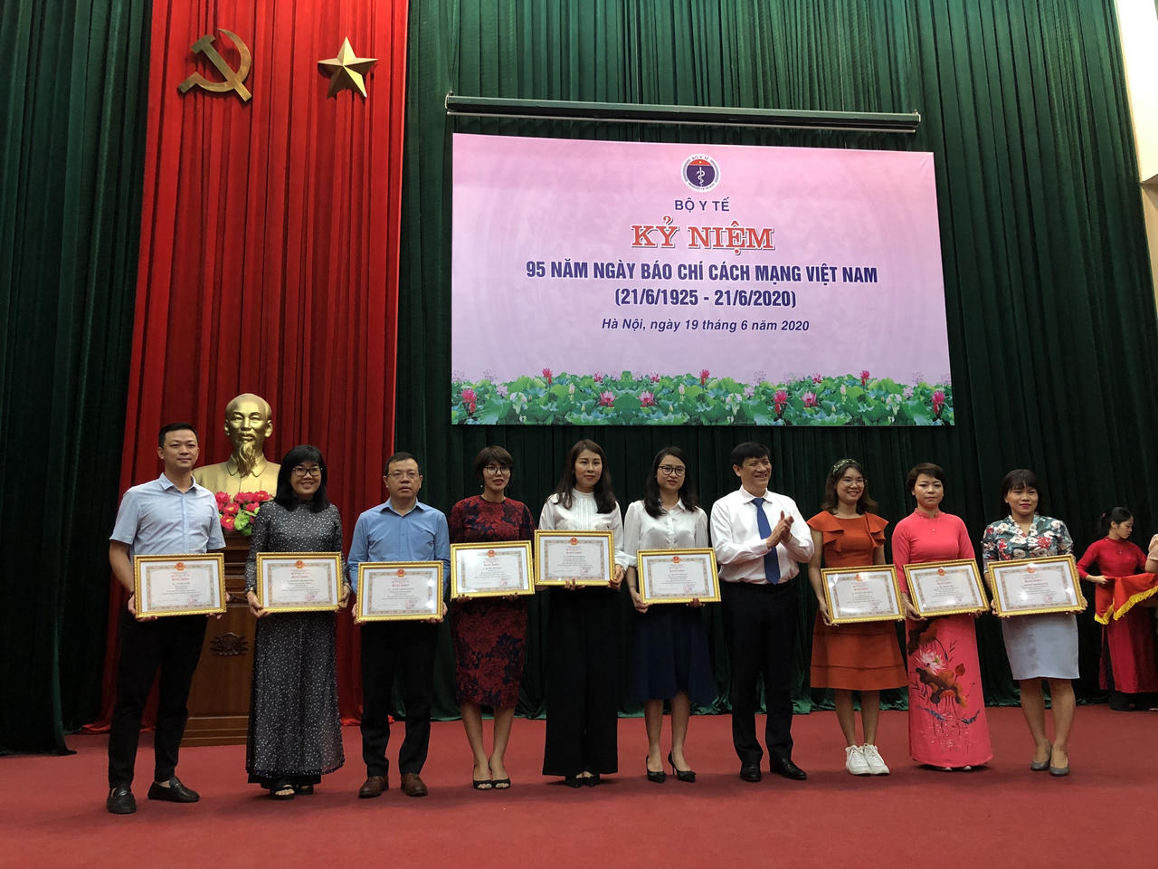 Báo chí góp phần vào thành tích chống dịch Covid-19 của cả nước.